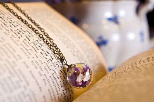 Naszyjnik z kolorowymi kwiatkami w szklanej kuli So Jewelry