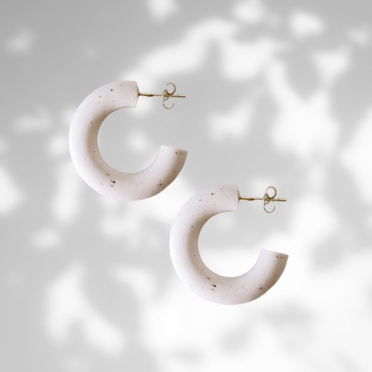 kolczyki z masy plastycznej Kolczyki HOOPS WHITE - M