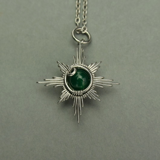 wisiory Mały wisiorek róża wiatrów zielony onyks wire wrapping