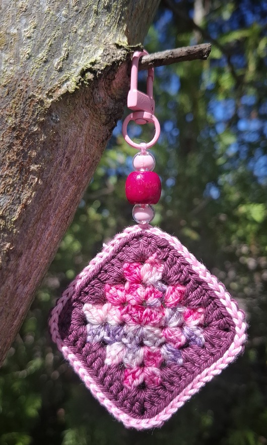 breloki Brelok "Kwadrat Babuni" granny square jagodowy