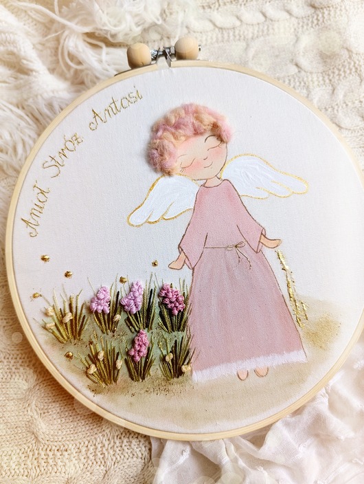 kartki, zaproszenia na chrzest Obrazek z aniołem stróżem na haftowanej łące, pamiątka Chrztu