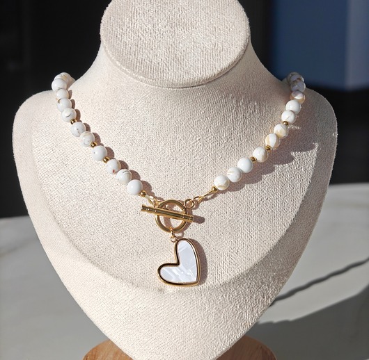 korale Długi naszyjnik howlit z sercem