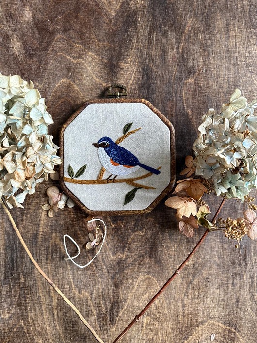 Ozdoby na ścianę Ręcznie haftowany obrazek -  "Ptak na gałęzi - Modraczek"