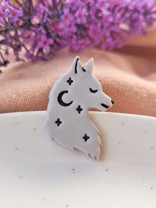 przypinki Pin przypinka z wilkiem broszka z wizerunkiem wilka, dla miłośnika natury