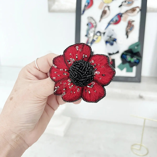 broszki Broszka KWIAT 12 ręcznie haftowana przypinka z koralikami Walentynki