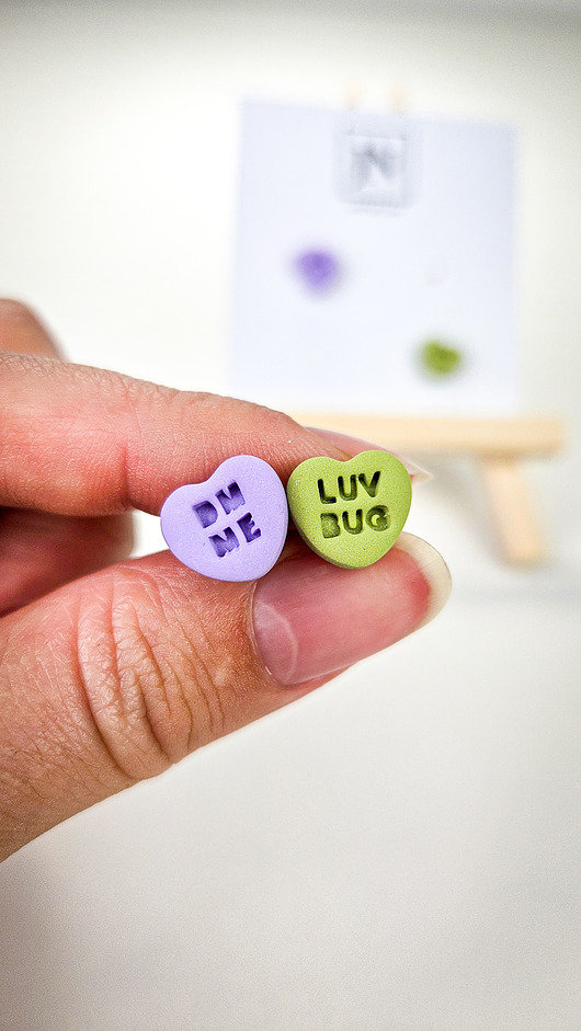 kolczyki z masy plastycznej Kolczyki serduszka z napisami zestaw 2 par