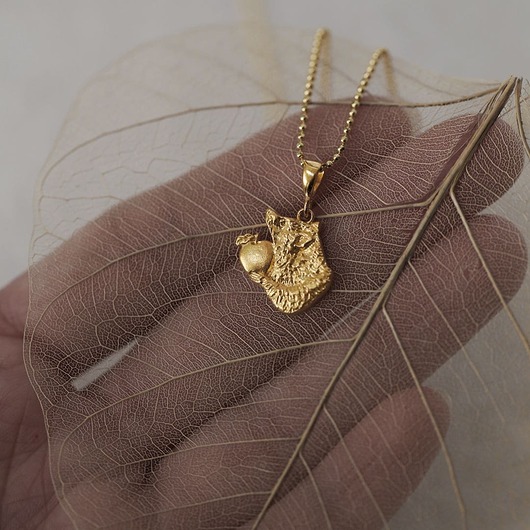 wisiory Mini wisiorek z szopem ze złoconego srebra