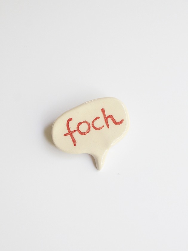 broszki Broszka ceramiczna z napisem FOCH