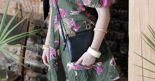 kopertówki Nodo Bag S czarna mała kopertówka z paskiem