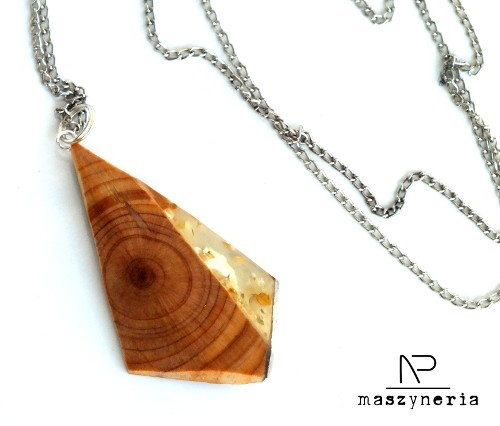 Wood&Amber Wisior Cyprysowy Maszyneria