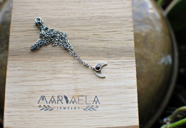 Lunula z granatem MARIAELA