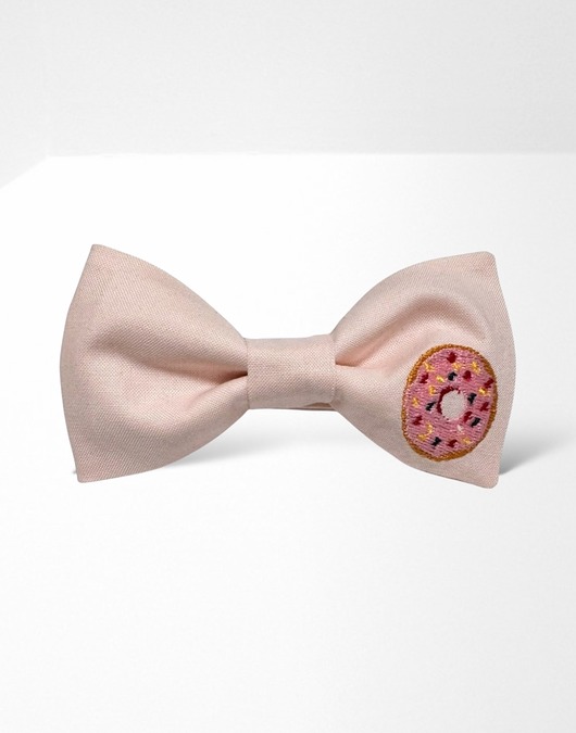 muszki i krawaty Mucha męska haftowana donut pączek rózowa blada