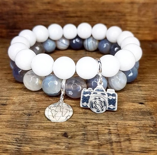 bransoletki z kamieni naturalnych Globus i aparat w pięknych kamieniach