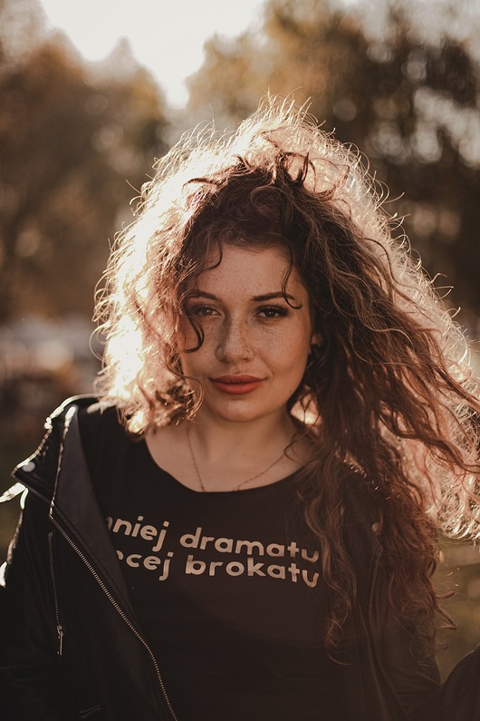 t-shirt damskie mniej dramatu więcej brokatu.