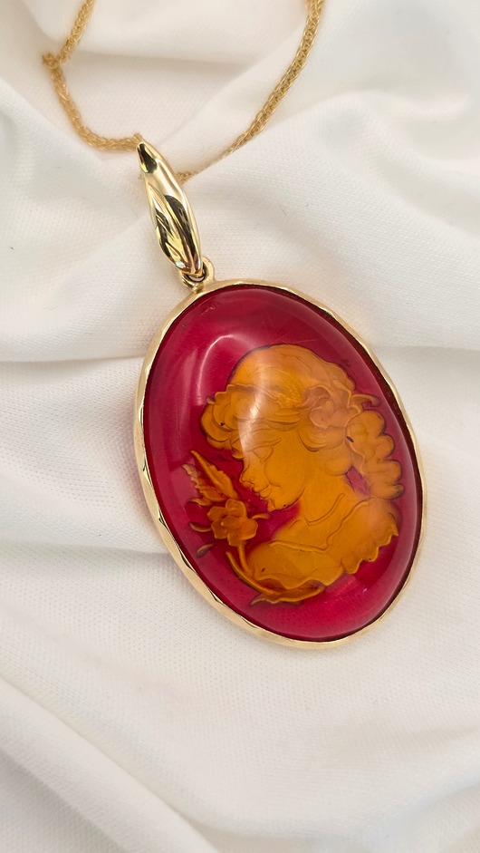 wisiory Wisiorek z barwionego bałtyckiego bursztynu