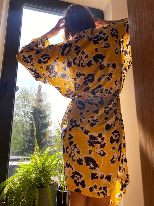 szlafroki damskie Szlafrok narzutka kimono w kwiaty na żółtym