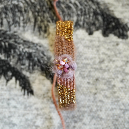 bransoletki - inne Bransoletka handmade z nici z kwiatuszkiem i koralikami