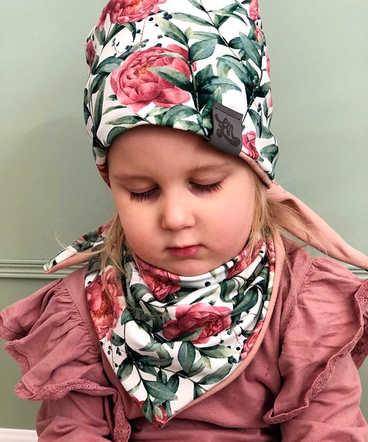 czapki dziecięce Czapka wiosenna dla dziewczynki w kwiaty piwonie