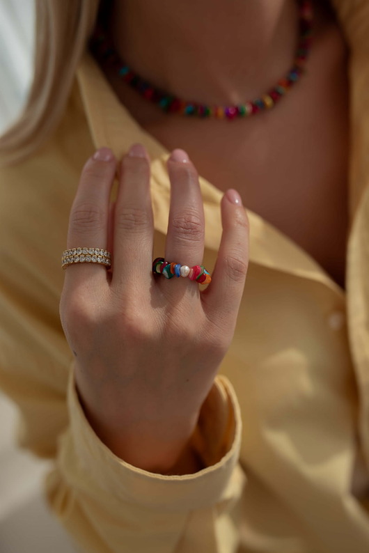 kolczyki pozłacane Elastyczny pierścionek z kolorowej masy perłowej i perły słodkowodnej