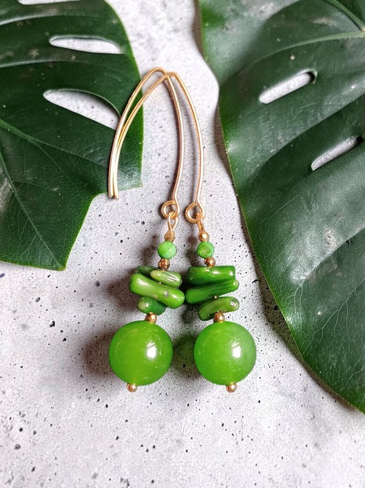 kolczyki z kamieniami Kolczyki : soczysta zieleń : długie : 65mm : jadeit, koral, masa perłowa