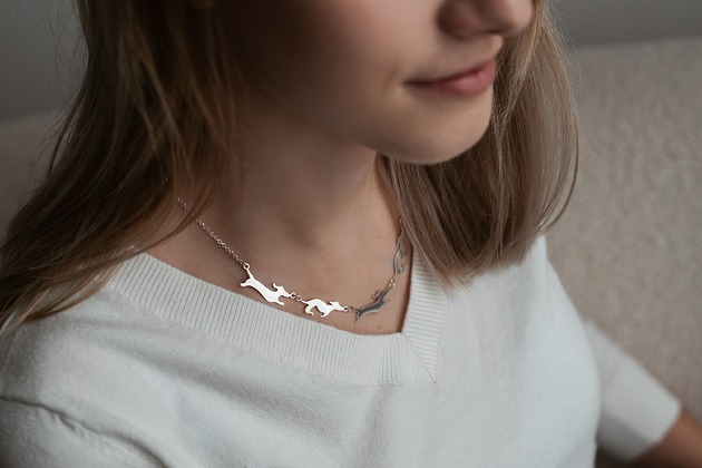 złote naszyjniki Naszyjnik "Jamniki w galopie" srebrny