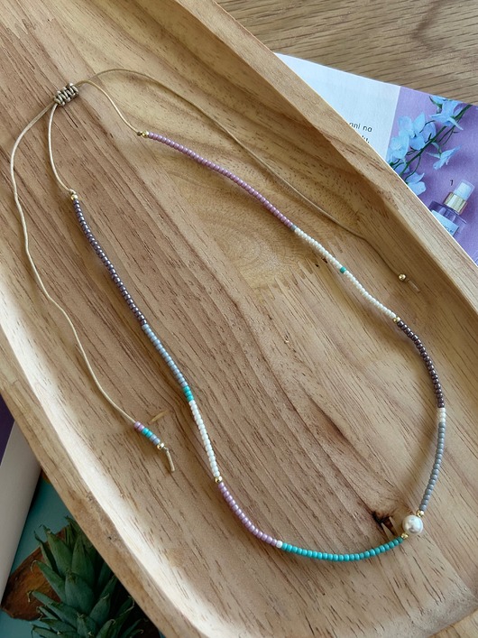 chokery Naszyjnik choker z drobnych koralików z perłą