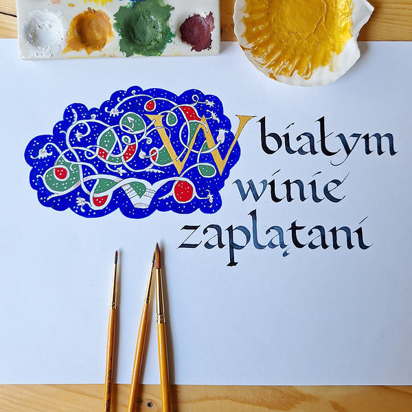 W białym winie zaplątani: renesansowe zrobienia, złocone inicjały, Inkkolor