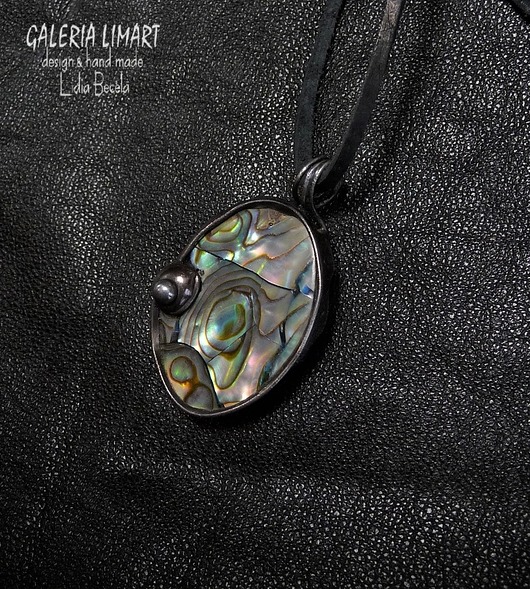 Muszla paua w uroczym wisiorku handmade Galeria Limart