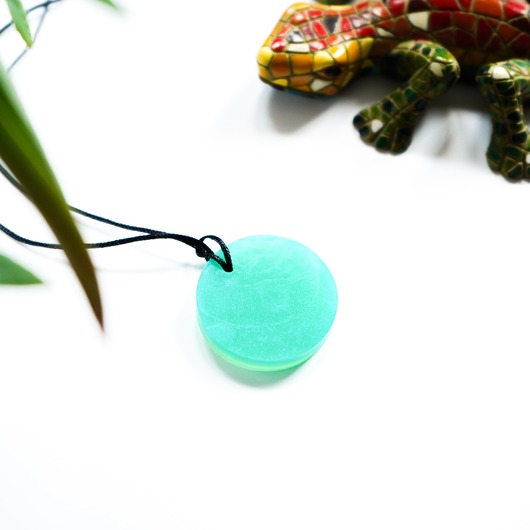 wisiory Okrągły, turkusowy wisiorek świecący w ciemności i UV 2,9 cm handmade