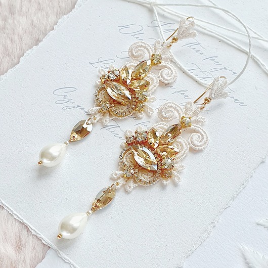 Biżuteria ślubna Kolczyki ślubne Lace Me Long - szampan z perłą