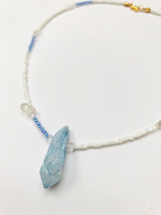 chokery Biały choker z koralików i ze soplem kwarcu