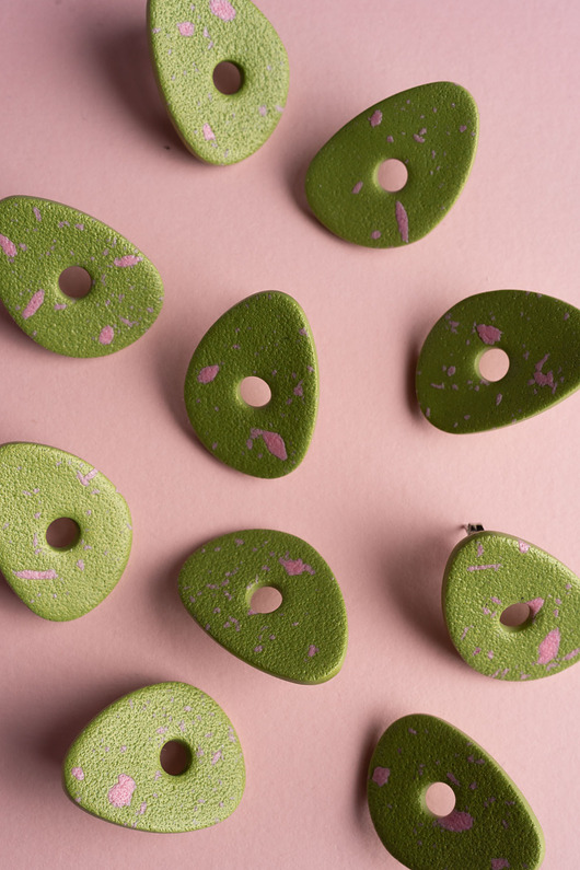 kolczyki z masy plastycznej Wiszące sztyfty w paski