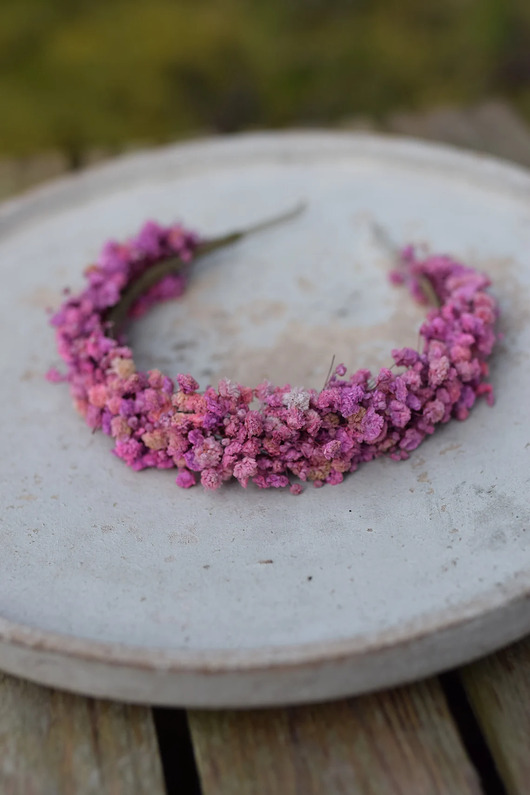 Ślubne ozdoby do włosów Fioletowa opaska na głowę z stabilizowanej  gipsówki