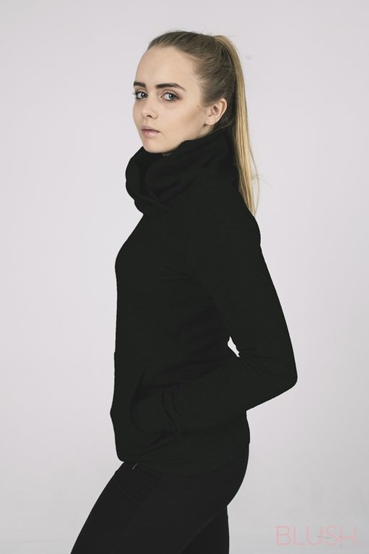 Czarna bluza z kominem Ablush