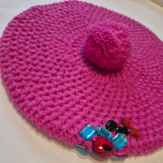 czapki damskie Unikatowy beret w różowym kolorze z ozdobą  z błyszczących kamieni.