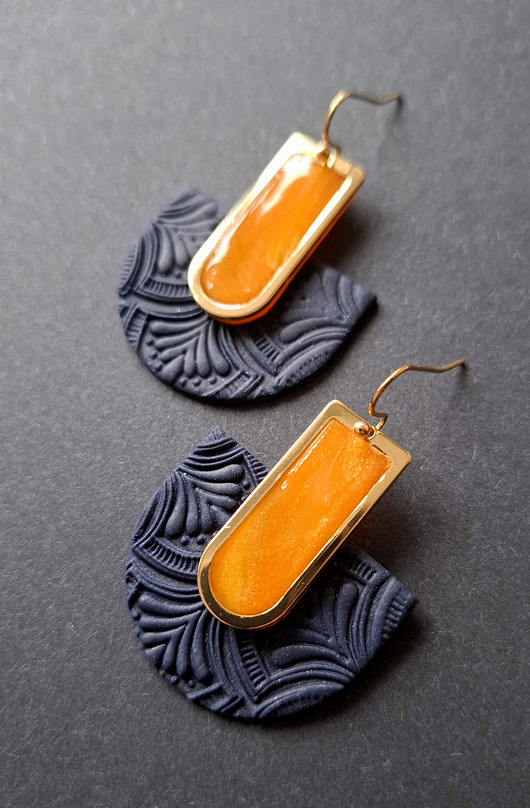 kolczyki z masy plastycznej Kolczyki złociste ornamenty