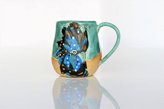 Kubek ręcznie malowany "Papuga" NG Autorska bizuteria ceramiczna