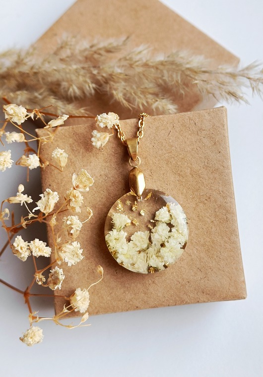 wisiory Wisiorek z żywicy z suszonymi kwiatami biała gipsówka