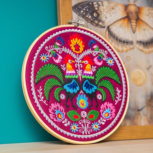 Ozdoby na ścianę Koguty łowickie - bordo, haft w tamborku 20 cm