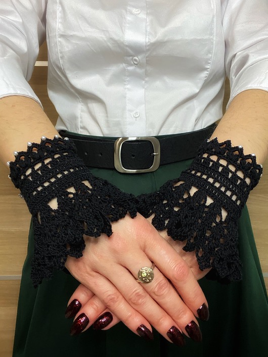 rękawiczki damskie Mankiety koronkowe czarne zapinane na guziczki perełki
