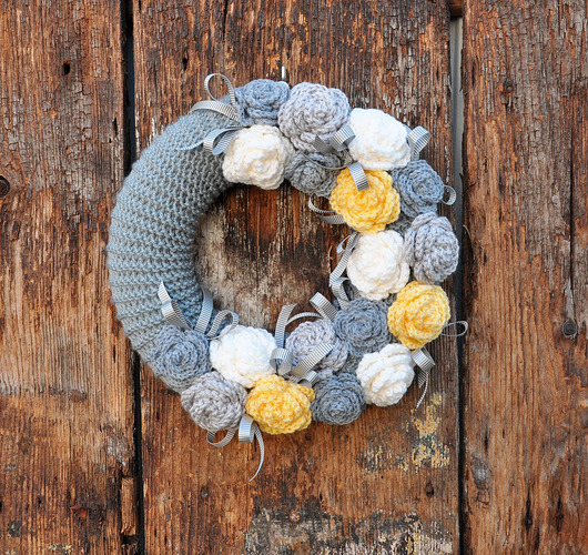 wianki Dziergany wianek w sweterku z różami