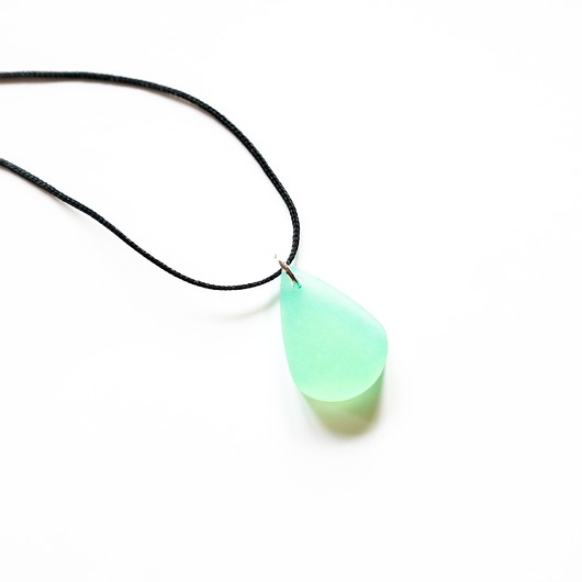 wisiory Zielony wisiorek łezka  handmade 2,5 cm jasny prosty mały delikatny