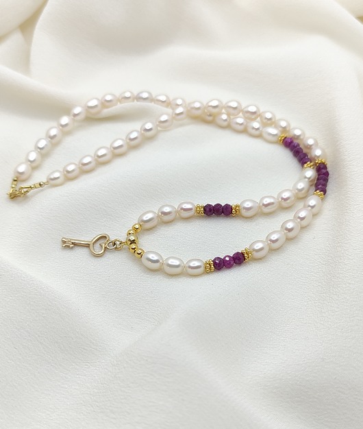 złote naszyjniki Perłowy naszyjnik z rubinami