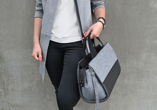 Szaro-czarna filcowa torebka BlackShell felt label