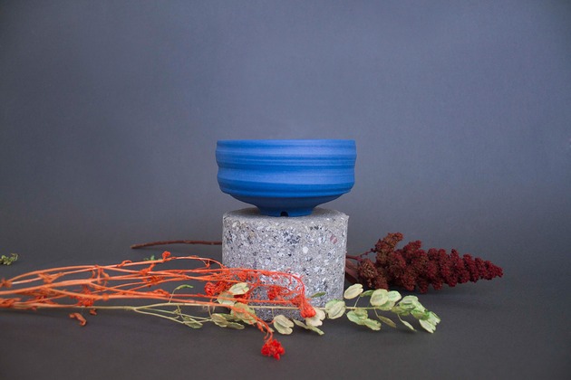 kubki i filiżanki Niebieska porcelanowa czarka SO BLUE