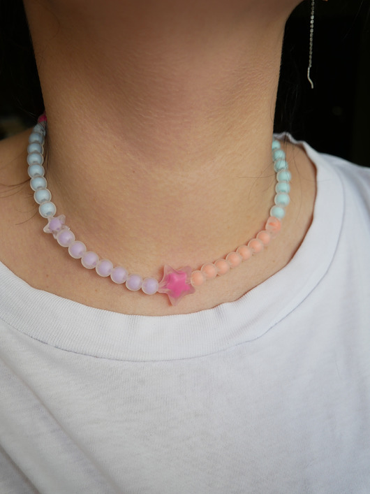 chokery Kolorowy naszyjnik choker z koralików różowa gwiazda