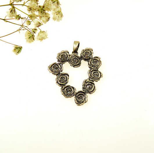 wisiory Zawieszka serce z różyczkami szare