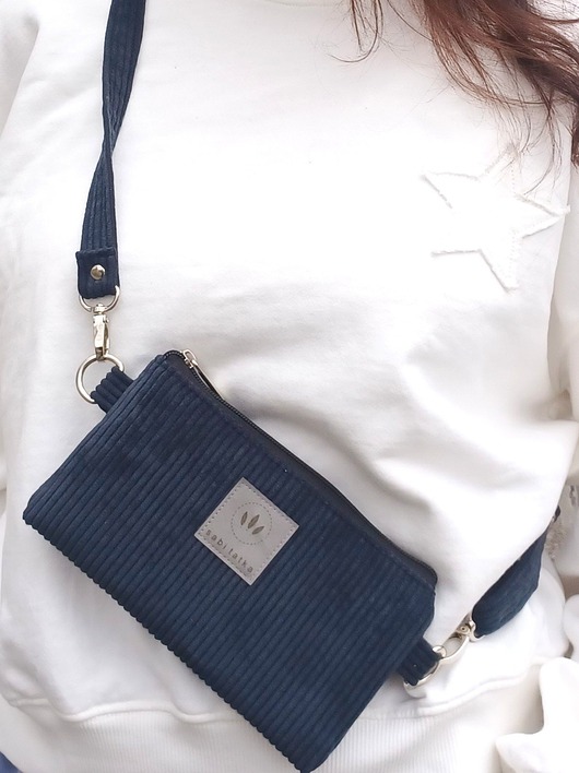 saszetka nerka Sztruksowa saszetka na telefon Czarna drobny prążek