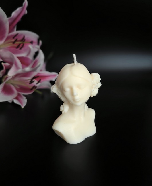 świeczniki i świece Świeca sojowa Modesta - kobieta z kwiatami