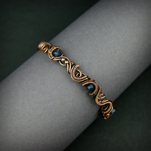 bransoletki wire wrapping Miedziana bransoleta mankietowa z szafirami